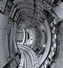 A Culham, au Royaume-Uni, béryllium et tungstène remplacent le carbone des « éléments face au plasma » du tokamak européen JET. © EFDA (Click to view larger version...)